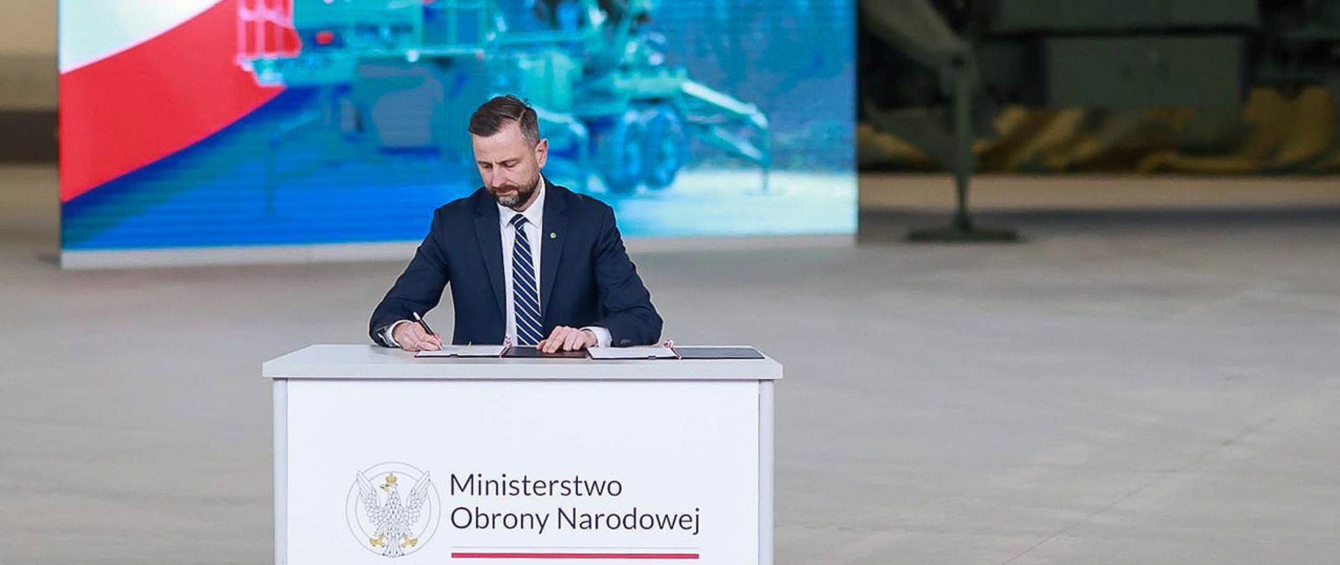 31 marca 2025 r. w 3. Warszawskiej Brygadzie Rakietowej OP w Sochaczewie premier Donald Tusk, wicepremier-minister obrony narodowej Władysław Kosiniak-Kamysz oraz minister finansów Andrzej Domański wzięli udział w uroczystości podpisania umowy międzyrządowej na dostawę elementów logistycznych i szkoleniowych dla II fazy programu WISŁA. Fot. Krzysztof Niedziela/MON
