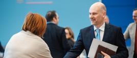 Minister, Przewodniczący Komitetu Stałego Rady Ministrów, Maciej Berek podczas spotkania z przedstawicielami samorządów zawodowych.