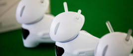 trzy roboty Photon na zielonym tle