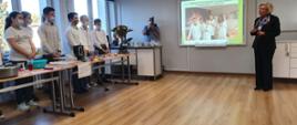 Wizyta wiceminister Marzeny Machałek w Drogomyślu, wiceminister Marzena Machałek przemawia do uczniów szkoły, znajdują się w klasopracowni.