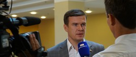 Powitanie polskich lekkoatletów - uczestników ME Berlin 2018 Minister przed kamerą