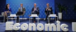 Wiceminister funduszy i polityki regionalnej Jan Szyszko siedzi w fotelu, po jego prawej stronie siedzą pozostali uczestnicy panelu