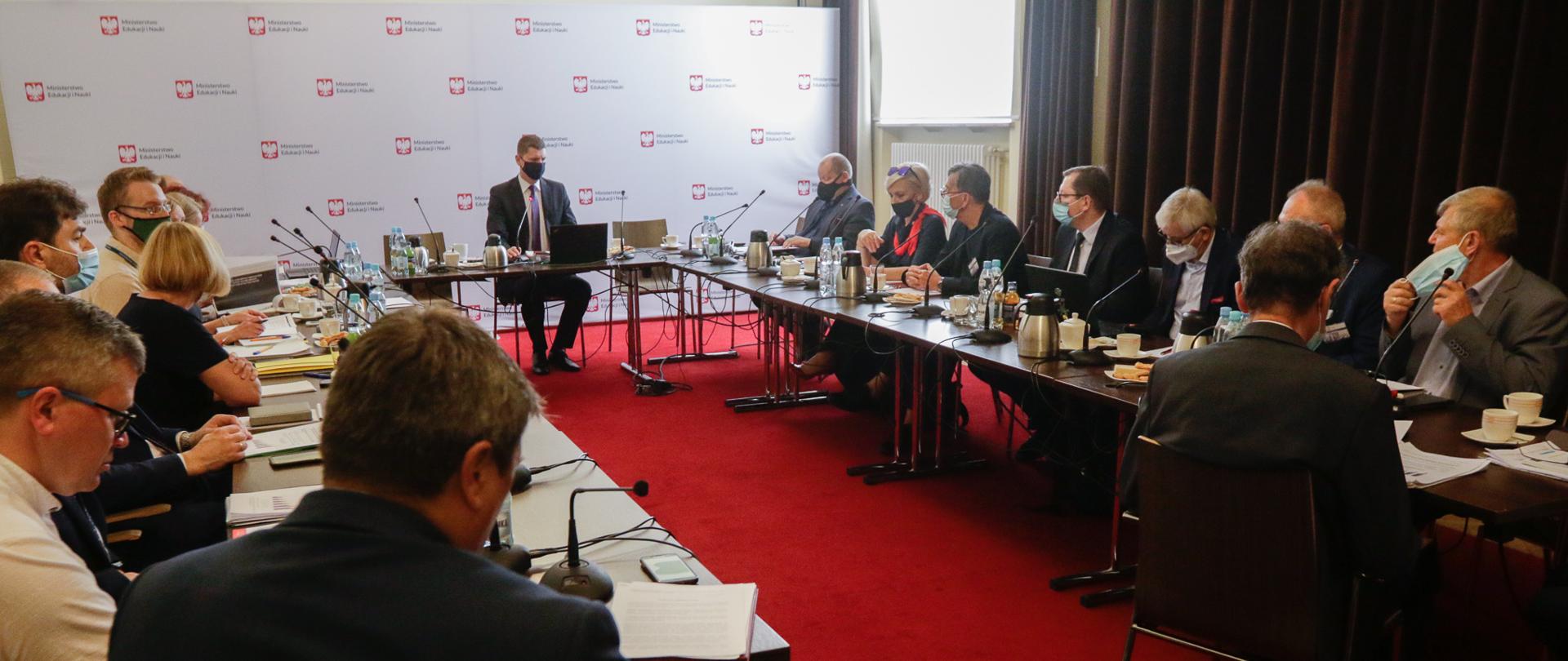 Sala konferencyjna podczas pierwszego spotkania grupy roboczej do spraw systemu wynagradzania oraz czasu pracy nauczycieli.