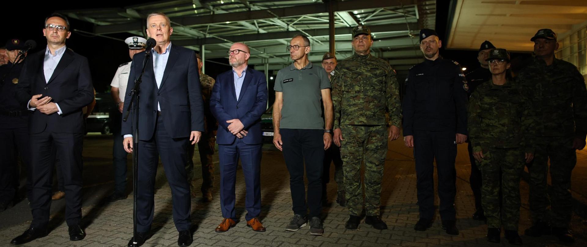 Minister Tomasz Siemoniak podczas konferencji prasowej 