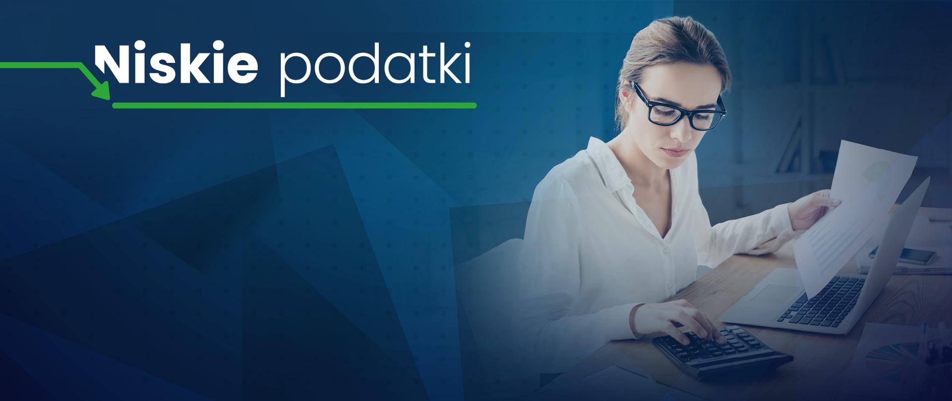 Niskie podatki, kobieta w okularach z kalkulatorem i laptopem