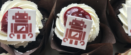 Muffinki z rysunkiem robota.