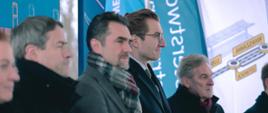 Na zdjęciu wiceminister Jan Szyszko stoi w towarzystwie innych uczestników spotkania