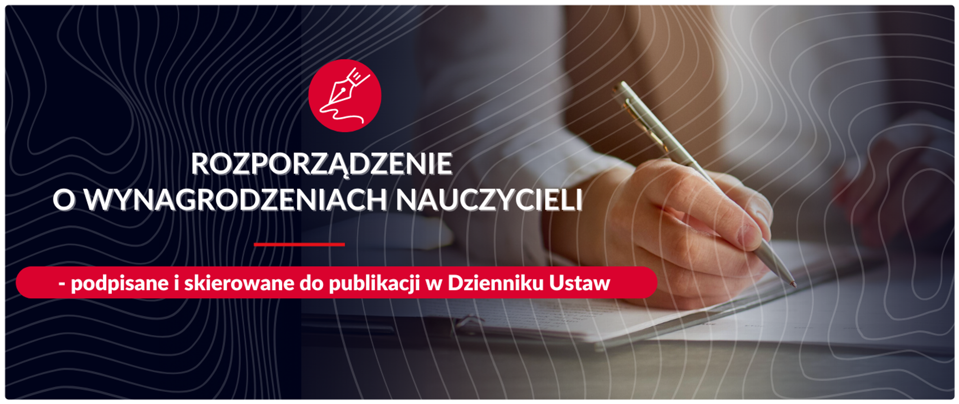 Grafika przedstawiająca rękę z długopisem nad dokumentem i tekst: Rozporządzenie o wynagrodzeniach nauczycieli podpisane