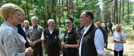 Wiceminister Edward Siarka i wiceminister Małgorzata Golińska podczas akcji SprzątaMY 