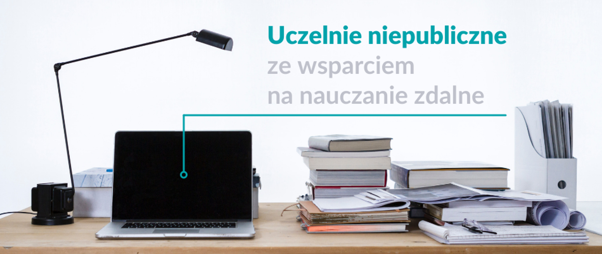 Grafika - biurko z laptopem, stosem książek i napisem Uczelnie niepubliczne - wsparcie na nauczanie zdalne.