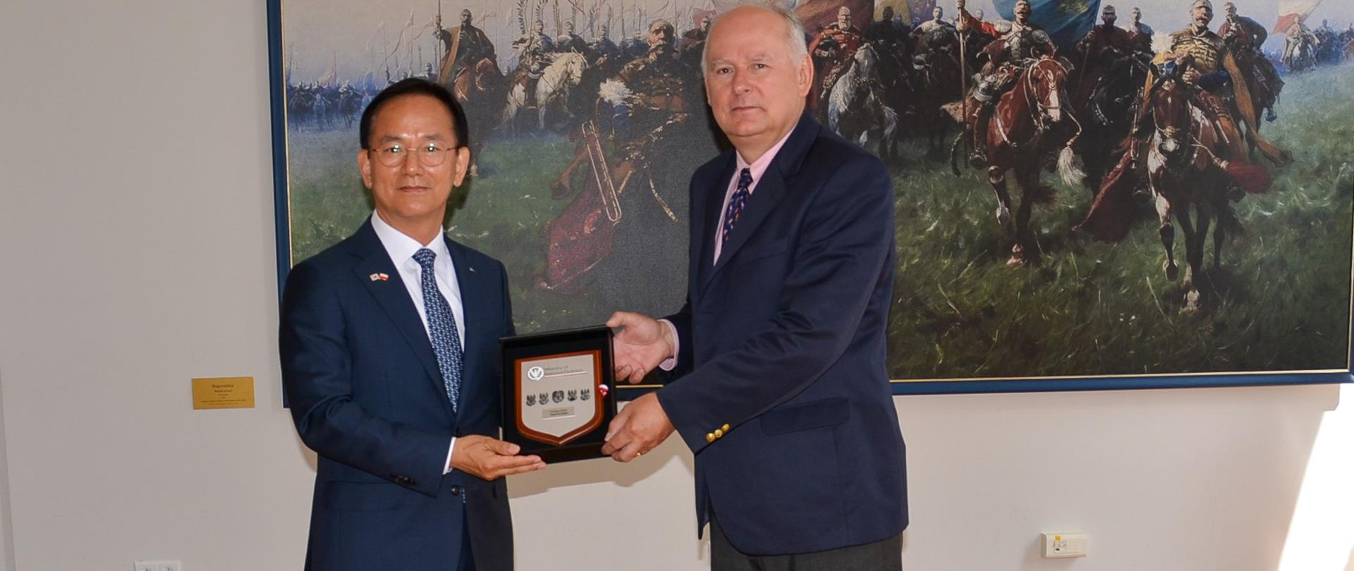 17 czerwca 2026 r. sekretarz stanu w MON Paweł Zalewski spotkał się w Warszawie z nowym prezesem koreańskiej firmy lotniczo-obronnej Korea Aerospace Industries, panem Kim, Jong-Chool.