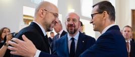 Premier rozmawia z Charlesem Michelem i Denysem Szmyhalem.