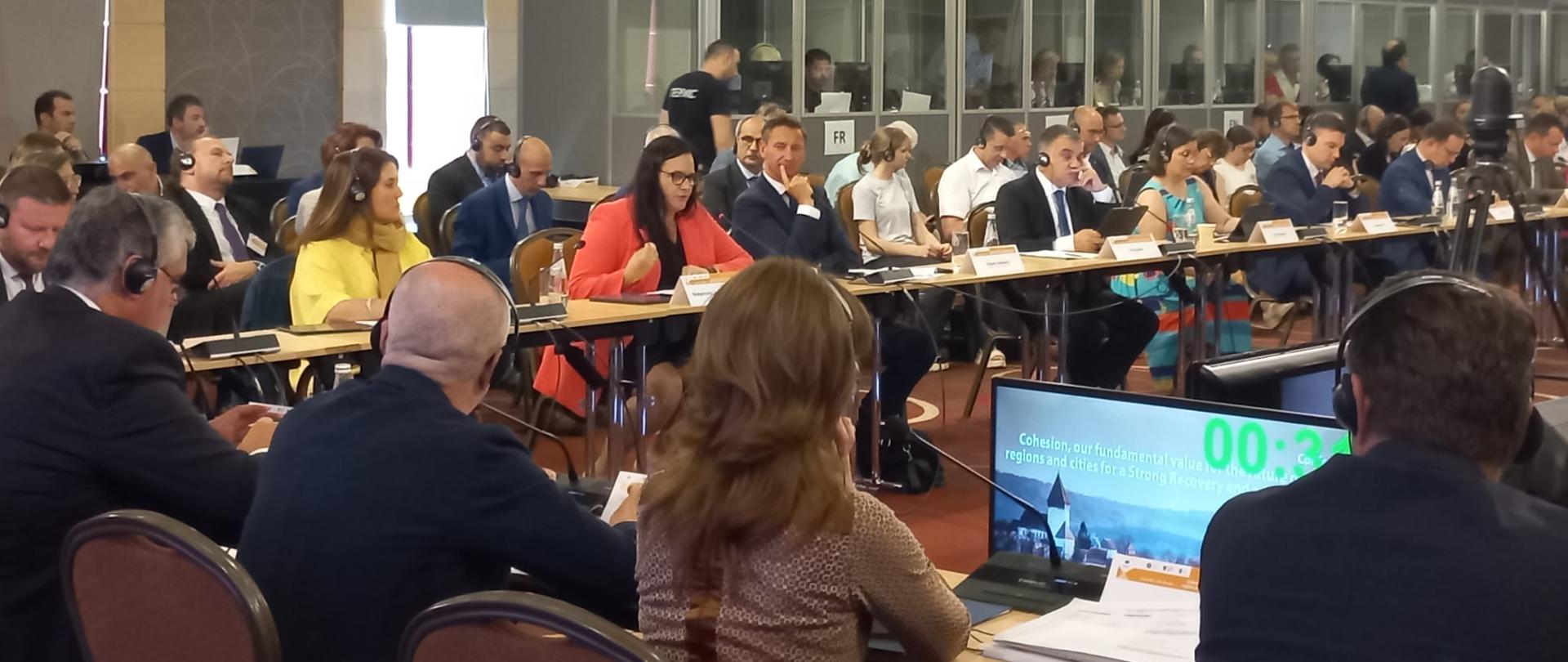 W sali konferencyjnej osoby siedzą przy stołach. Wśród nich wiceminister Małgorzata Jarosińska-Jedynak.