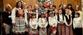 Zdjęcie uczniów, przedstawicieli Szkoły Polskiej im. św. Jadwigi w Pradze oraz chargé d'affaires