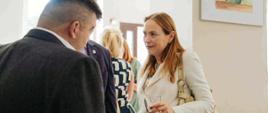 Minister funduszy i polityki regionalnej Katarzyna Pełczyńska-Nałęcz rozmawia z samorządowcem