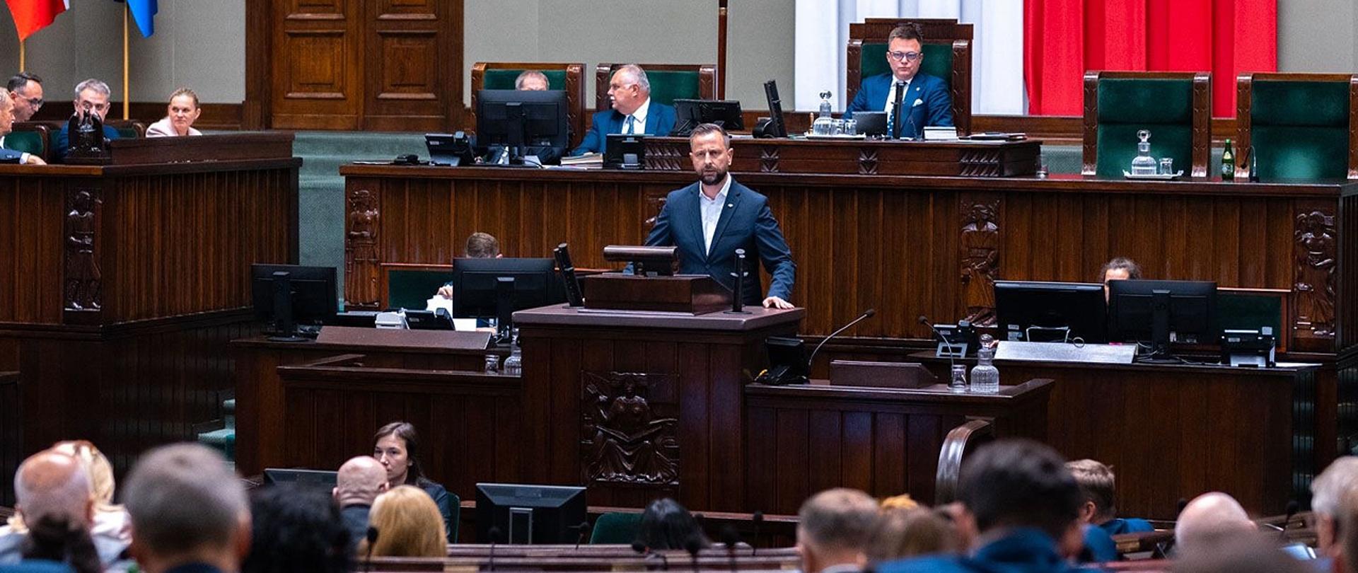 25 września 2024 r. Władysław Kosiniak - Kamysz, wiceprezesa RM - minister obrony narodowej przedstawił informację na temat powodzi we wrześniu 2024 r. w południowo-zachodniej części terytorium Rzeczypospolitej Polskiej, działaniach podjętych w celu zapobieżenia jej skutkom oraz w celu ich usunięcia. Fot. Aleksander Zieliński/Kancelaria Sejmu