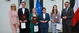 zdjęcie z uroczystości przyznania stypendiów dla studentów medycyny