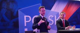 Wiceminister Waldemar Buda rozmawia z samorządowcami i przedsiębiorcami podczas spotkania na temat Polskiego Ładu