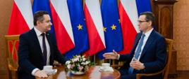 Premier oraz Jakub Kiwior podczas konferencji prasowej.