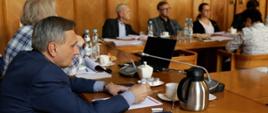 W czwartek, 19 września br. w MEN odbyło się pierwsze spotkanie grupy roboczej do spraw odbiurokratyzowania pracy szkoły. To efekt sierpniowych ustaleń pomiędzy Ministrem Edukacji Narodowej a przedstawicielami nauczycielskich związków zawodowych w ramach prac Zespołu do spraw statusu zawodowego pracowników oświaty. 