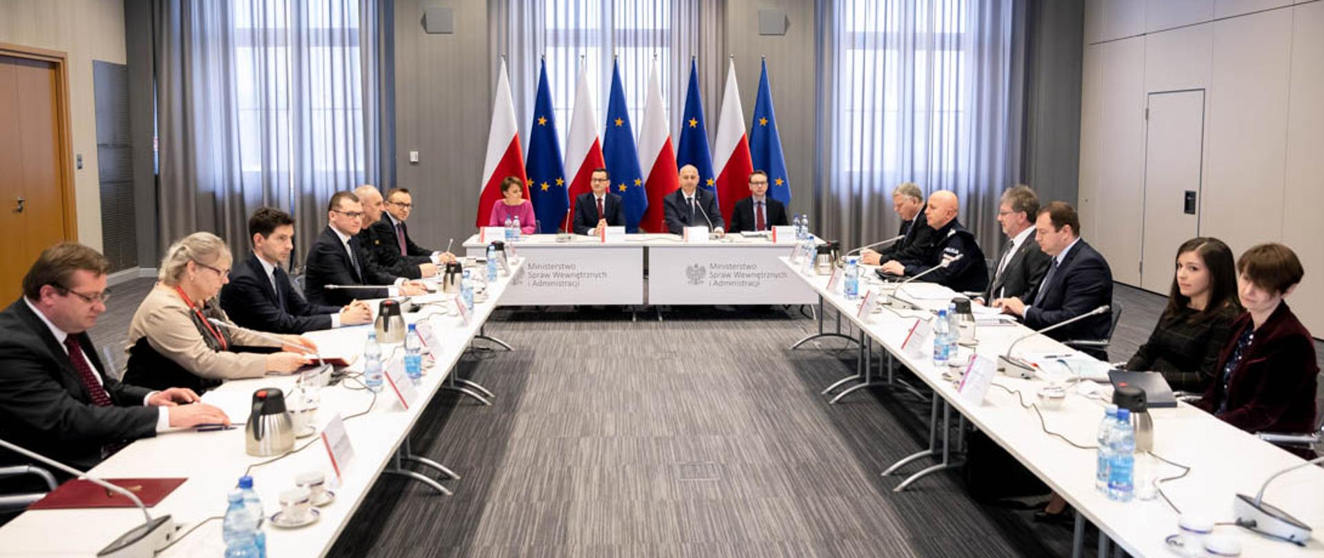 Odprawa z udziałem premiera Mateusza Morawieckiego i ministra Joachima Brudzińskiego
