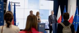 Wicepremier Krzysztof Gawkowski i wiceminister Konrad Wojnarowski na konferencji prasowej Ministerstwa Cyfryzacji dotyczącej startu programu „Kluby Rozwoju Cyfrowego”