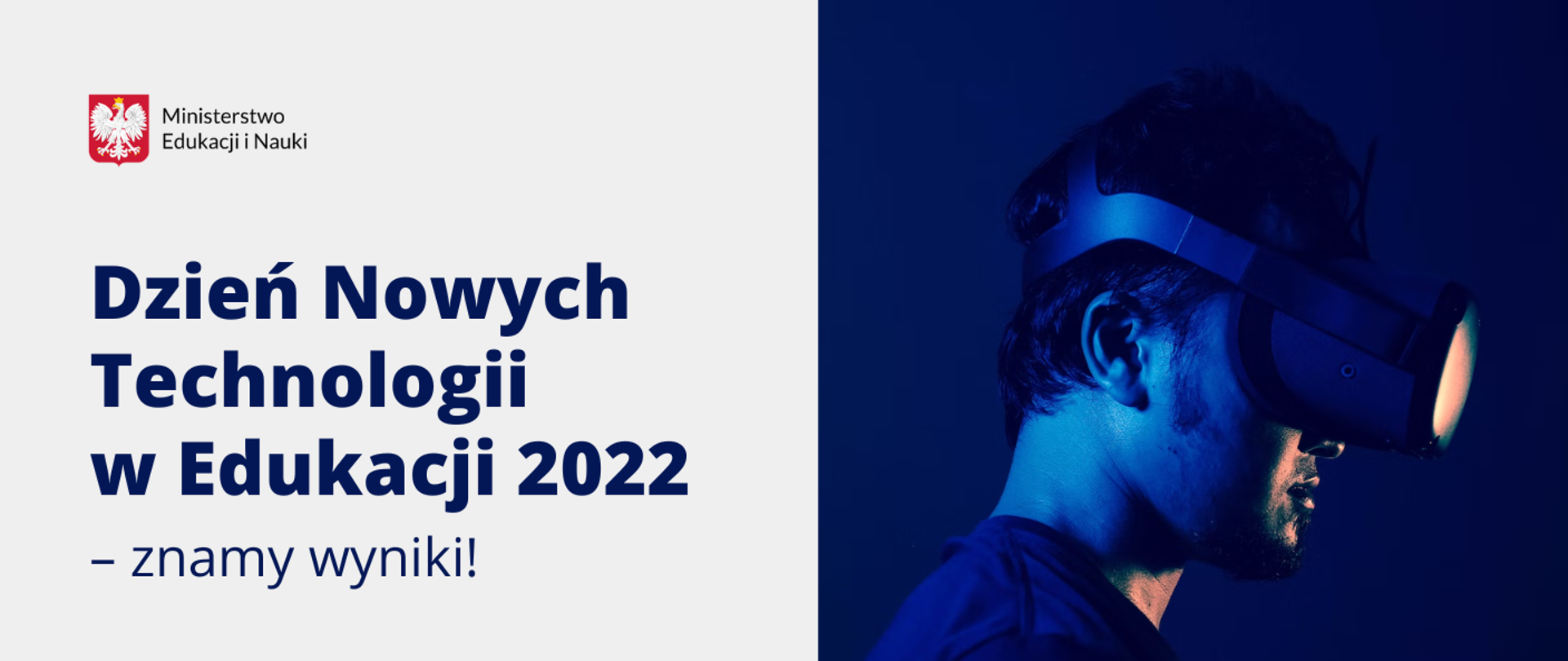 Po lewej stronie napis Dzień Narodowych Technologii w Edukacji 2022 - znamy wyniki. Po prawej stronie zdjęcie mężczyzna w okularach VR
