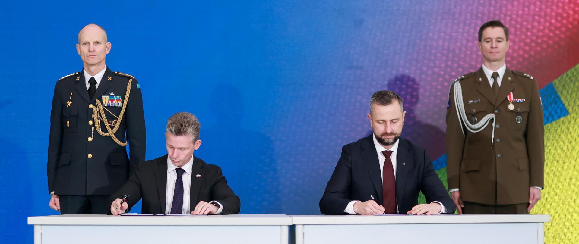 17 grudnia 2025 r. w 1 Bazie Lotnictwa Transportowego w Warszawie, Władysław Kosiniak-Kamysz, wicepremier - minister obrony narodowej i Pål Jonson minister obrony Szwecji podpisali Memorandum of Understanding (MoU), w którym zawarto główne cele strategicznej współpracy w oparciu o program pozyskania okrętów podwodnych. MoU jest również drogowskazem dla obu rządów wskazującym dalszy przebieg pozyskiwania okrętów podwodnych w programie ORKA. Fot. Krzysztof Niedziela/MON
