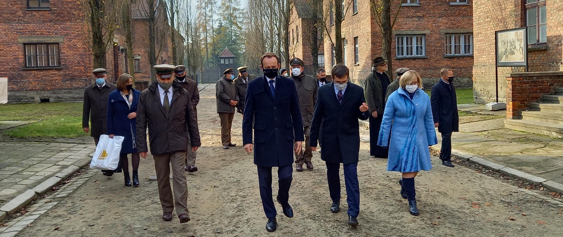 Wiceminister Edward Siarka na uroczystościach poświęconym nowej publikacji, upamiętniającej polskich leśników zamordowanych w obozie Auschwitz-Birkenau.
