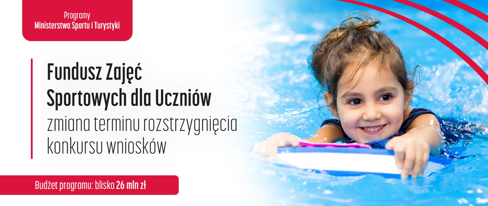 Grafika z napisem: Przedłużony termin rozstrzygnięcia konkursu wniosków na realizację w 2022 r. zajęć sportowych dla uczniów z elementami gimnastyki korekcyjno - kompensacyjnej. Na zdjęciu uśmiechnięta dziewczynka w wodzie w trakcie zajęć pływackich.