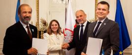W siedzibie Ambasady RP w Buenos Aires odbyło się uroczyste podpisanie Memorandum of Understanding między PIG-PIB i SEGEMAR, czyli polskimi i argentyńskimi służbami geologicznymi. W imieniu oby instytucji porozumienie podpisali Prezes SEGEMAR Eduardo Zappettini i Zastępca Dyrektora PIG-PIB Andrzej Głuszyński. W ceremonii wzięli udział także przedstawiciele rządów Argentyny i Polski: Podsekretarz Stanu w Ministerstwie Klimatu i Środowiska RP, pełniący funkcję Głównego Geologa Kraju i Pełnomocnik Rządu ds. Polityki Surowcowej Państwa – Piotr Dziadzio oraz Sekretarz ds. Górnictwa w Ministerstwie Gospodarki Republiki Argentyńskiej – María Fernanda Ávila.