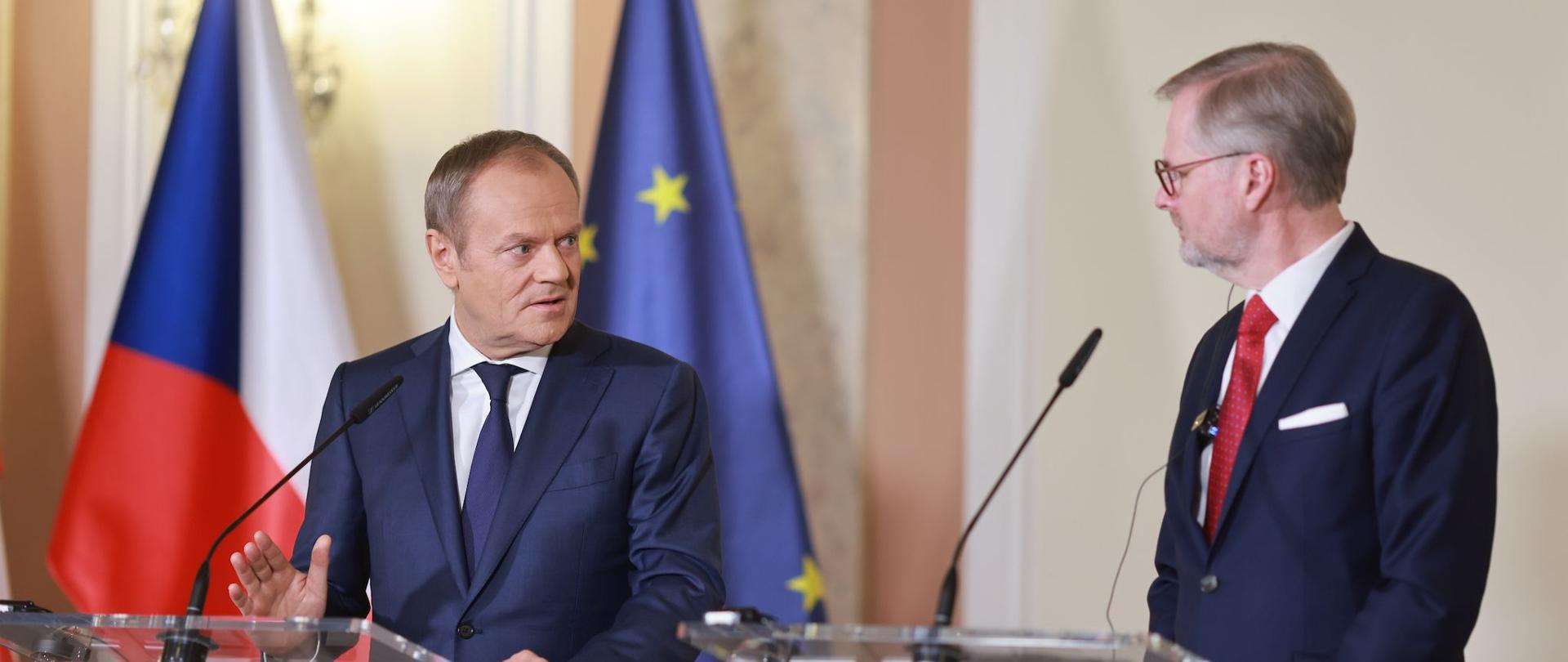 Premier Donald Tusk podczas wspólnego wystąpienia z Premierem Republiki Czeskiej Petr Fiala w Pradze.