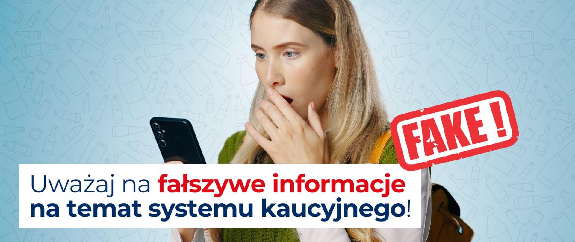 Zdziwiona kobieta przegląda telefon napis "uwaga na fałszywe informacje na temat systemu kaucyjnego" 
