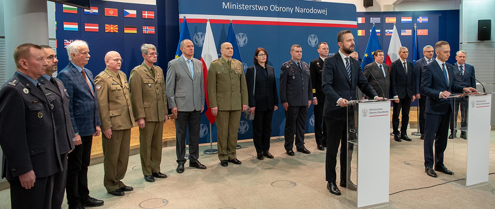 19 stycznia 2024 r., w siedzibie MON w Warszawie, odbyła się konferencja prasowa Władysława Kosiniaka-Kamysza, wicepremiera - ministra obrony narodowej oraz sekretarza stanu w MON, Cezarego Tomczyka, w sprawie kolejnych działań dotyczących byłej Podkomisji MON ds. ponownego zbadania wypadku lotniczego samolotu Tu-154 - katastrofy, która miała miejsce pod Smoleńskiem 10 kwietnia 2010 r. Fot. Maciej Nędzyński/CO MON

