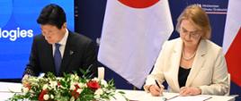 Minister klimatu i środowiska Anna Moskwa podczas podpisywania Memorandum o współpracy z ministrem ekonomii, handlu i przemysłu Japonii Yasutoshi Nishimurą.