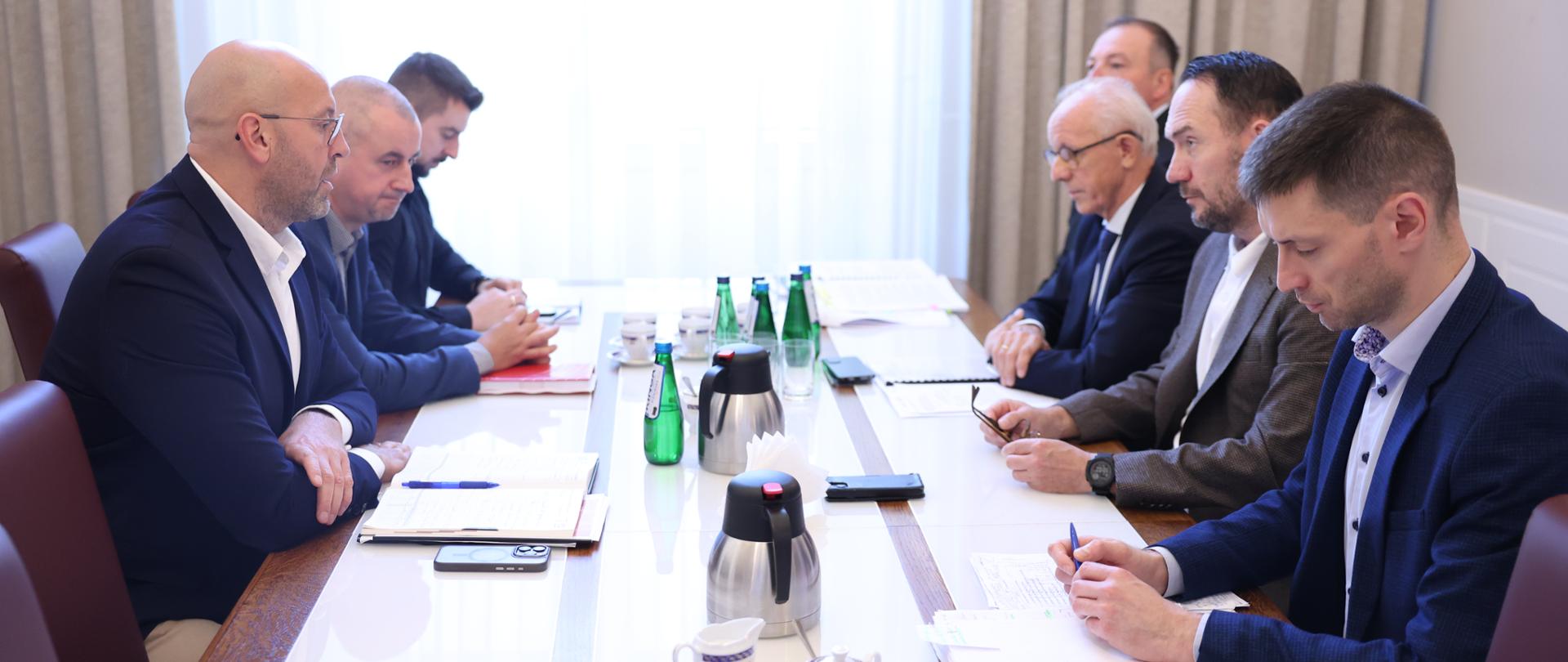 Minister sportu i turystyki Jakub Rutnicki podczas spotkania w MSWiA.