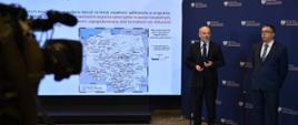 Wiceminister klimatu i środowiska Piotr Dziadzio oraz wiceprezes zarządu NFOŚiGW Artur Michalski w trakcie konferencji pt. „Wody termalne dla samorządów - gminy otrzymają dofinansowanie NFOŚiGW"