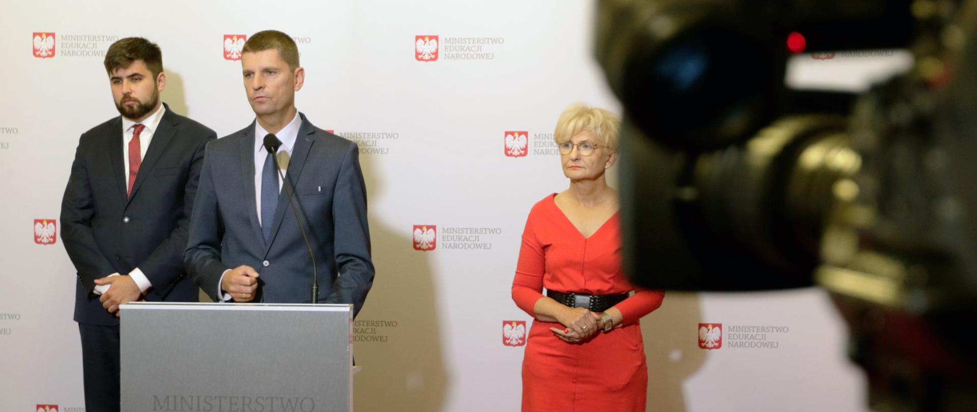 Bezpieczny początek nowego roku szkolnego - konferencja prasowa Ministra Dariusza Piontkowskiego 