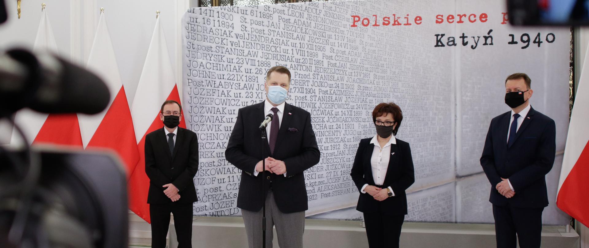 Zdjęcie z inauguracji II edycji konkursu literacko-plastycznego „Polskie serce pękło. Katyń 1940” dla uczniów szkół ponadpodstawowych