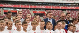 Młodzi piłkarze na murawie PGE Narodowego