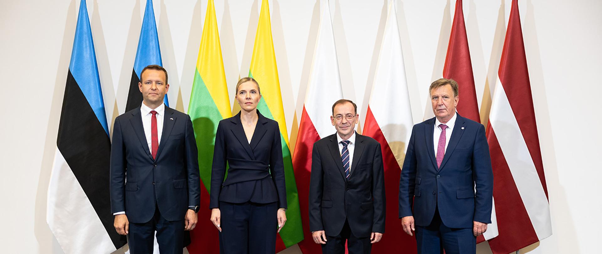 Minister Mariusz Kamiński, minister spraw wewnętrznych Republiki Litewskiej Agnė Bilotaitė, minister spraw wewnętrznych Republiki Łotewskiej Māris Kučinskis oraz minister spraw wewnętrznych Republiki Estońskiej Lauri Läänemets stoją na tle flag państw, które reprezentują