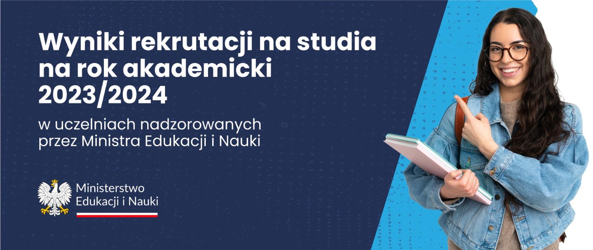 Młoda kobieta trzyma zeszyt, obok na niebieskim tle napis Wyniki rekrutacji na studia na rok akademicki 2023/2024 w uczelniach nadzorowanych przez Ministra Edukacji i Nauki.