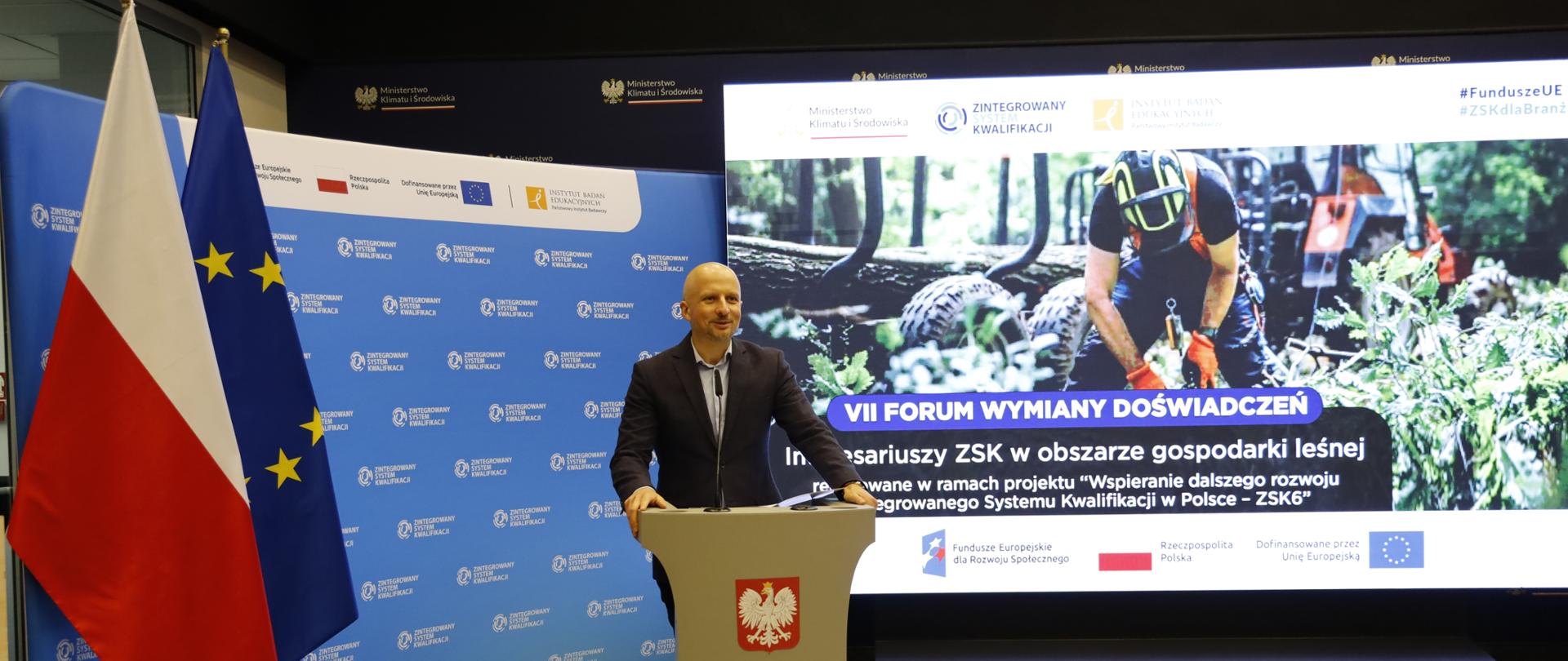 Wiceminister klimatu i środowiska Mikołaj Dorożała podczas „VII Forum Wymiany Doświadczeń Interesariuszy Zintegrowanego Systemu Kwalifikacji w obszarze gospodarki leśnej”