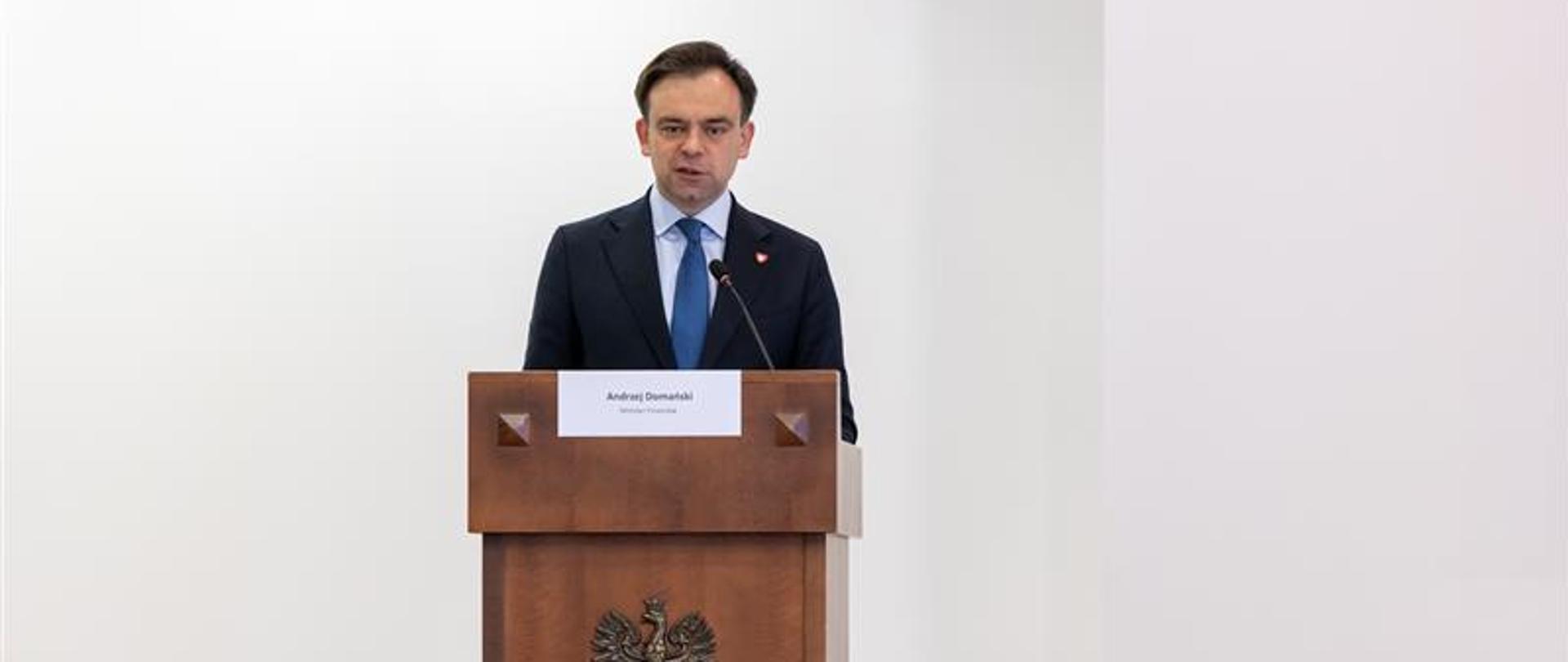 Minister Domański przemawia podczas posiedzenia Międzyresortowego Zespołu do Spraw Przeciwdziałania Szarej Strefie