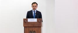 Minister Domański przemawia podczas posiedzenia Międzyresortowego Zespołu do Spraw Przeciwdziałania Szarej Strefie.