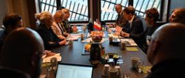 Na zdjęciu rozmowa polskiej delegacji pod przewodnictwem ministry Pauliny Hennig-Kloski z ministrami norweskiego rządu oraz przedstawicielami podmiotów, które wdrażają przełomowe technologie CCUS. Obie delegacje siedzą na przeciwko siebie przy stole. 