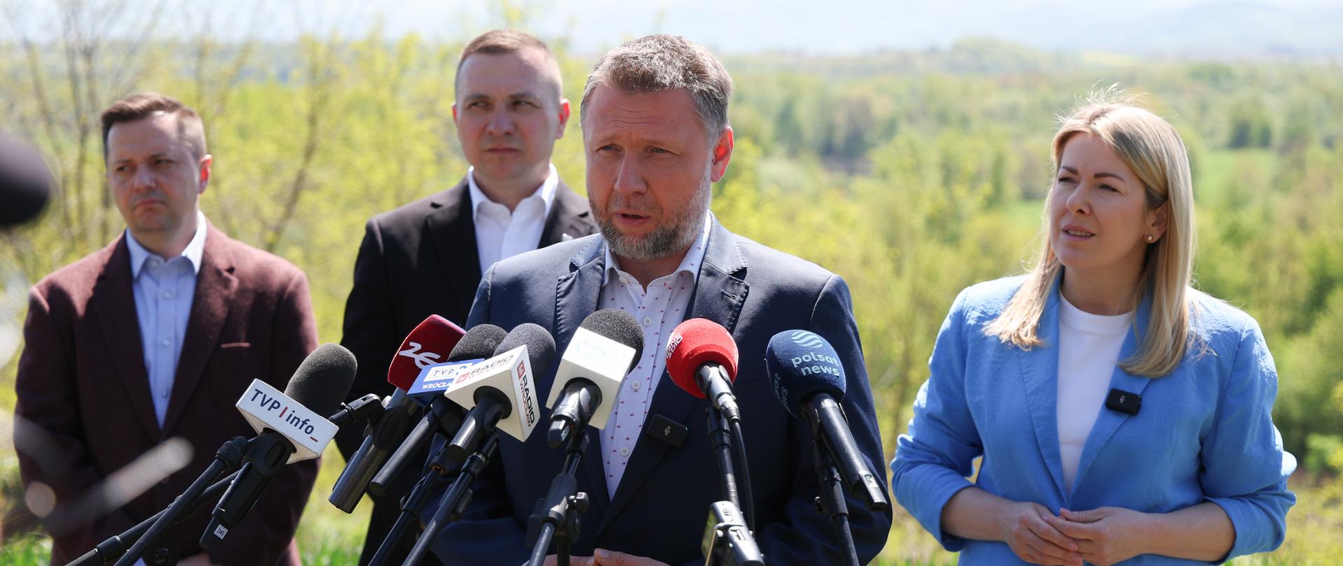 Minister Marcin Kierwiński i Minister Magdalena Roguska podczas briefingu w Suszce k. Kamieńca Ząbkowickiego, 28.04.2025 r.