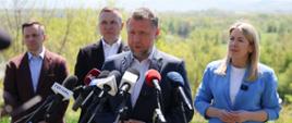 Minister Marcin Kierwiński i Minister Magdalena Roguska podczas briefingu w Suszce k. Kamieńca Ząbkowickiego, 28.04.2025 r.