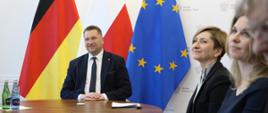 spotkanie przeprowadzane w formie online, minister Czarnek siedzi przy stole i rozmawia przez kamerkę 