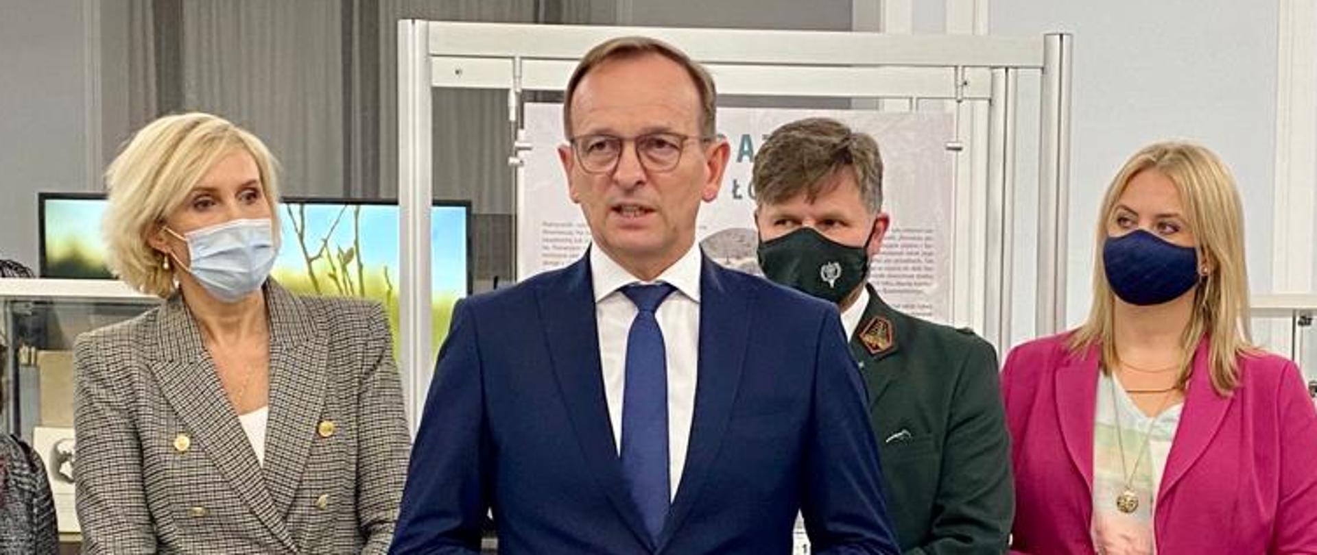 Wiceminister Edward Siarka na spotkaniu podczas wystawy Kulturowa wartość łowiectwa